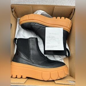 Sorel Black and Tan Ankle Boots